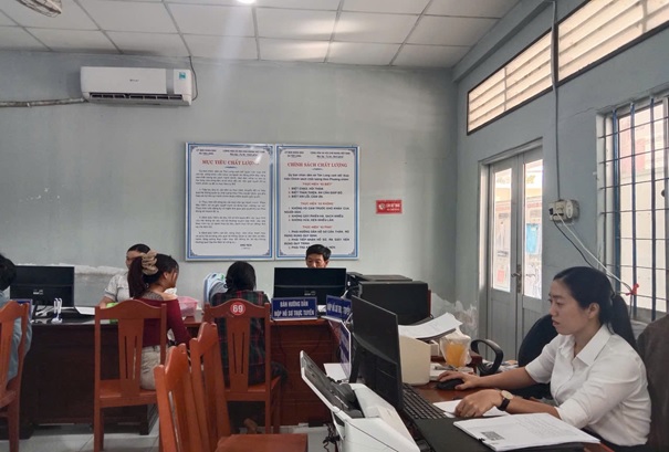  “Xã Tân Long đẩy mạnh công tác tuyên truyền,  hướng dẫn nộp hồ sơ trực tuyến”