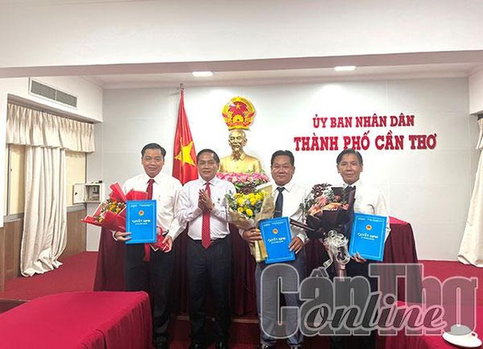 Ông Nguyễn Văn Hồng, Phó Chủ tịch UBND TP Cần Thơ, trao các quyết định bổ nhiệm.