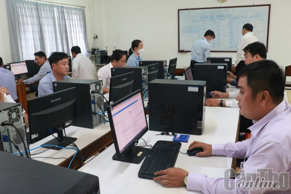 Nhiều chuyển biến trong cải cách hành chính Lần đầu tiên, UBND TP Cần Thơ tổ chức hội thi đánh giá năng lực ứng dụng công nghệ thông tin, chuyển đổi số cho cán bộ, công chức, viên chức. Trong ảnh: Các thí sinh khối quận, huyện tham gia hội thi.