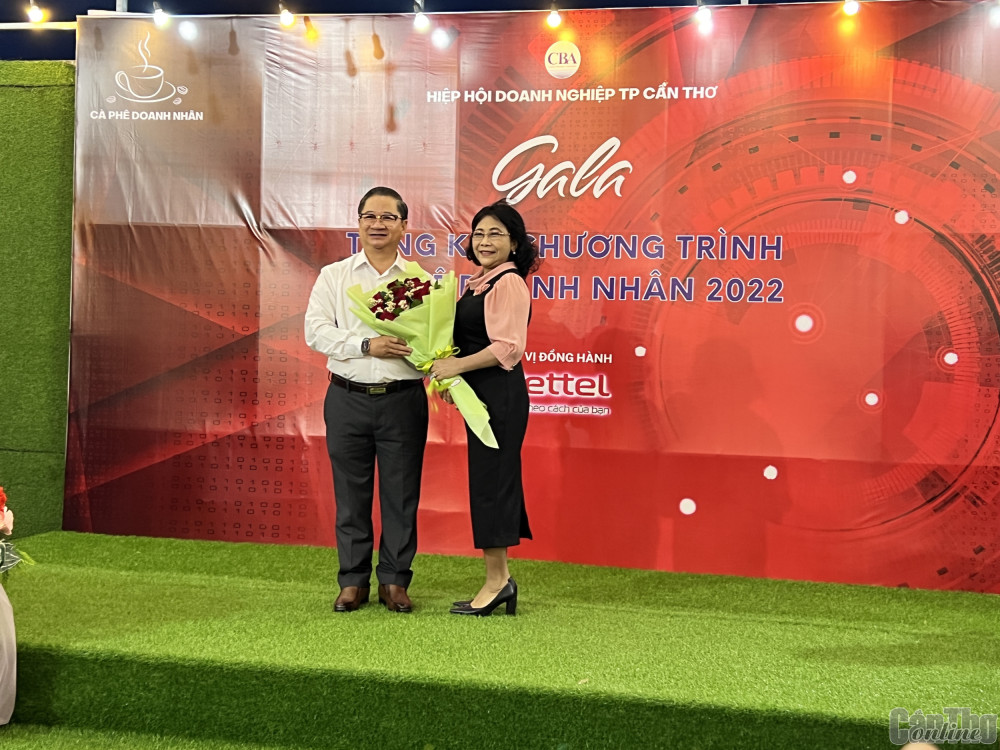Tổng kết chương trình Cà phê doanh nhân năm 2022 Chủ tịch UBND TP Cần Thơ nhận hoa lưu niệm do CBA trao tặng.