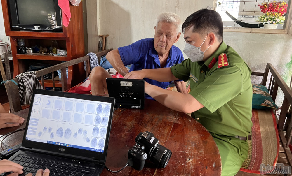 Cán bộ Đội Cảnh sát Quản lý hành chính về trật tự xã hội Công an quận Ô Môn đến nhà thực hiện thủ tục cấp CCCD gắn chip cho công dân.