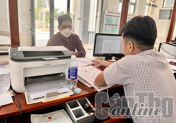 Công chức Tư pháp - Hộ tịch của UBND phường Trung Kiên đang tiếp nhận, giải quyết TTHC cho người dân. 