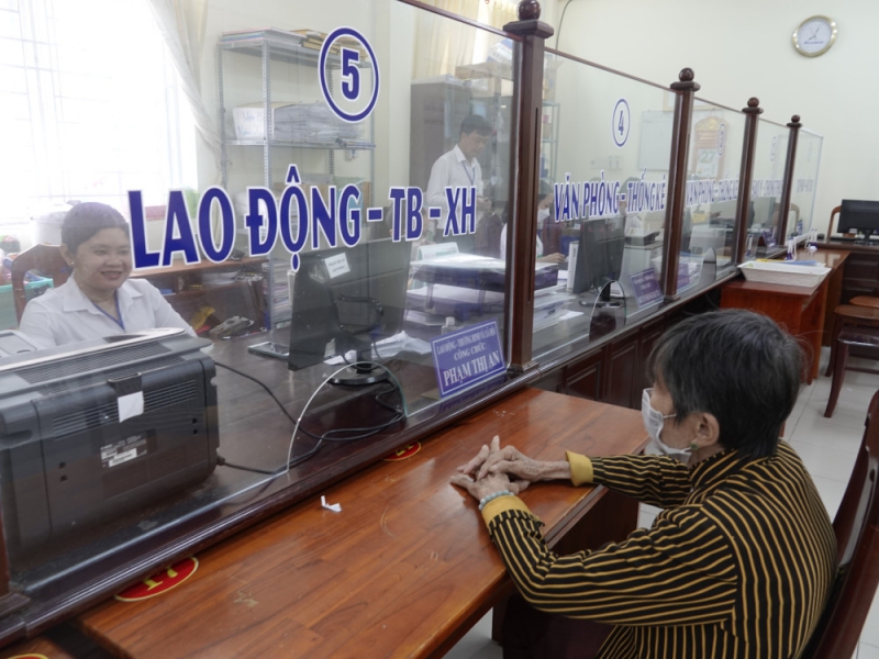 Cán bộ phường Xuân Khánh hướng dẫn thủ tục hành chính cho dân. 