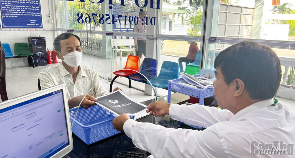 Anh Nguyễn Văn Nết, công chức Tư pháp - Hộ tịch, Bộ phận Một cửa UBND xã Nhơn Nghĩa tiếp nhận, giải quyết hồ sơ của người dân.