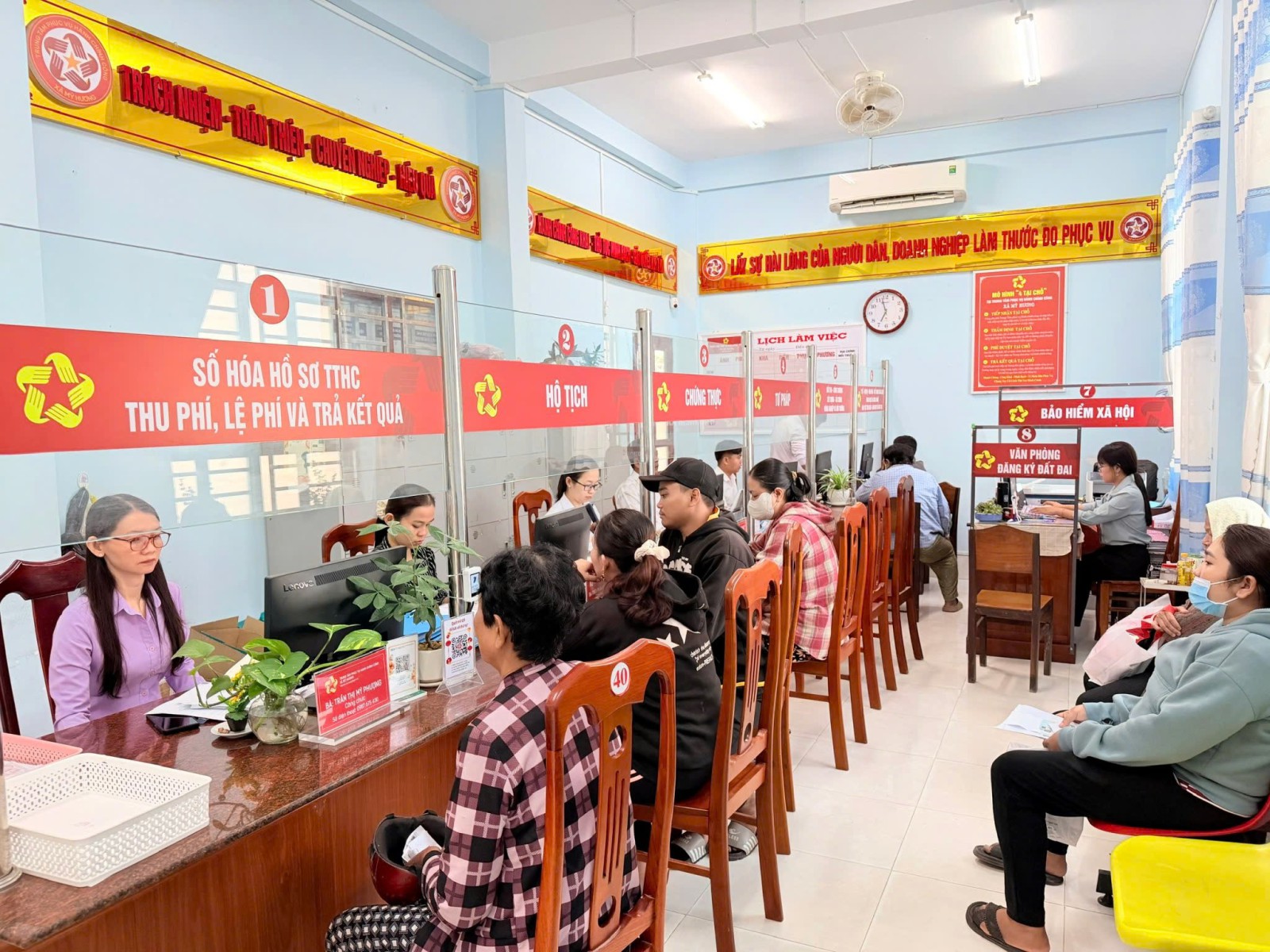 Mô hình “Đến sớm 5 phút là đúng giờ” - phát huy tinh thần chủ động của công chức phục vụ hành chính công trong giải quyết thủ tục hành chính ở cơ sở