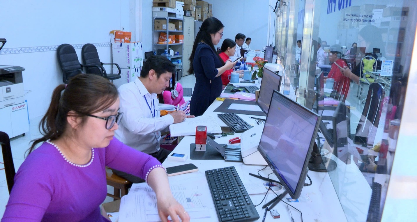Các công chức được bố trí làm việc tại Bộ phận tiếp nhận và trả kết quả Trung tâm Phục vụ hành chính công phường Cái Răng.