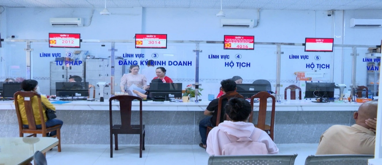 Người dân đến thực hiện thủ tục hành chính tại Trung tâm Phục vụ hành chính công phường Cái Răng.